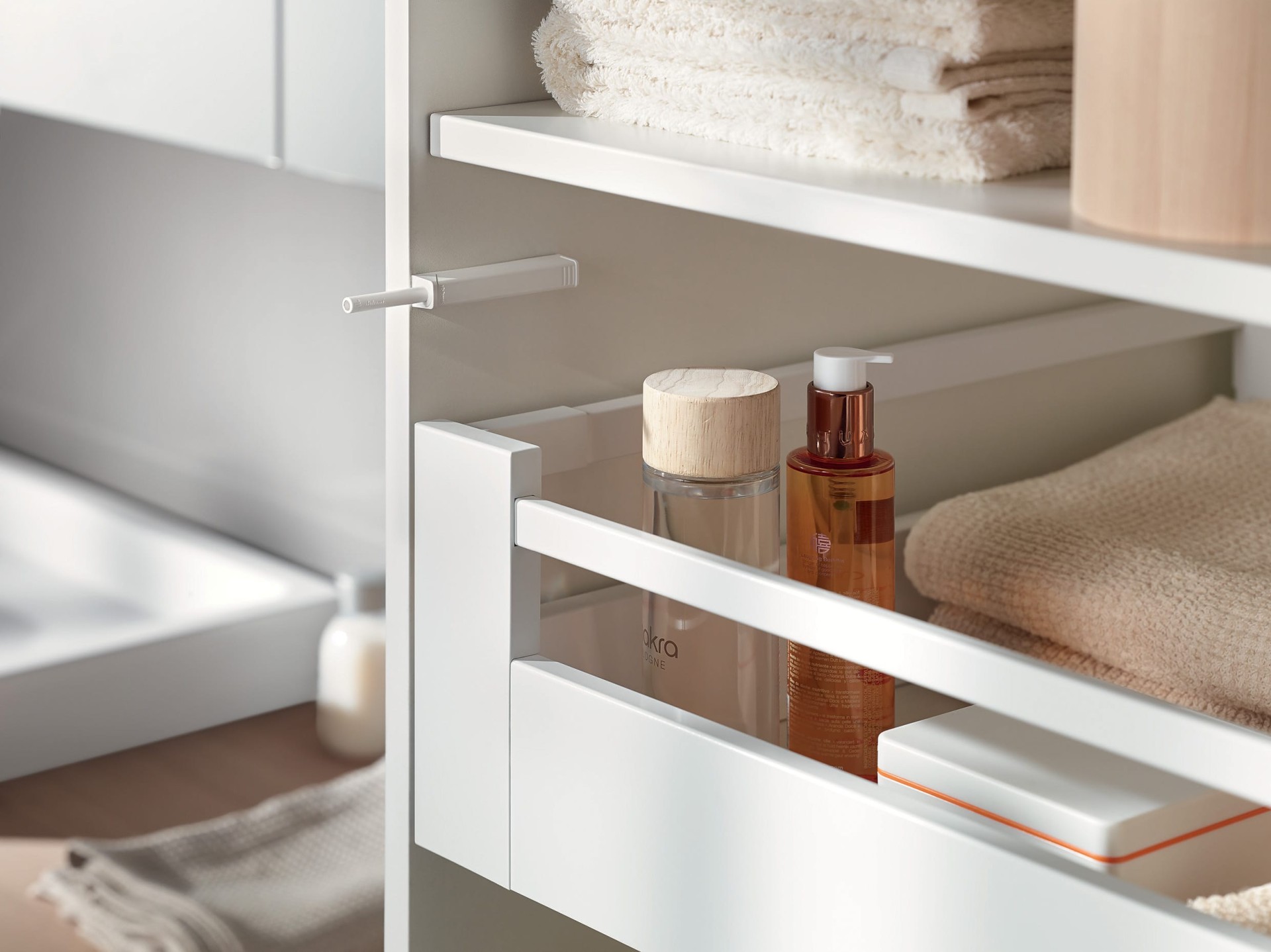 مگنت بلند با آدابتور سفید